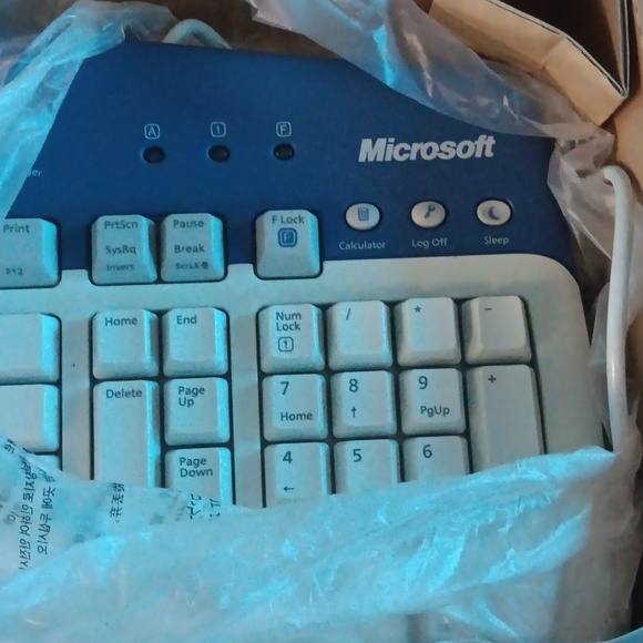 Microsoft Multimedia Keyboard - Picture 2 of 11